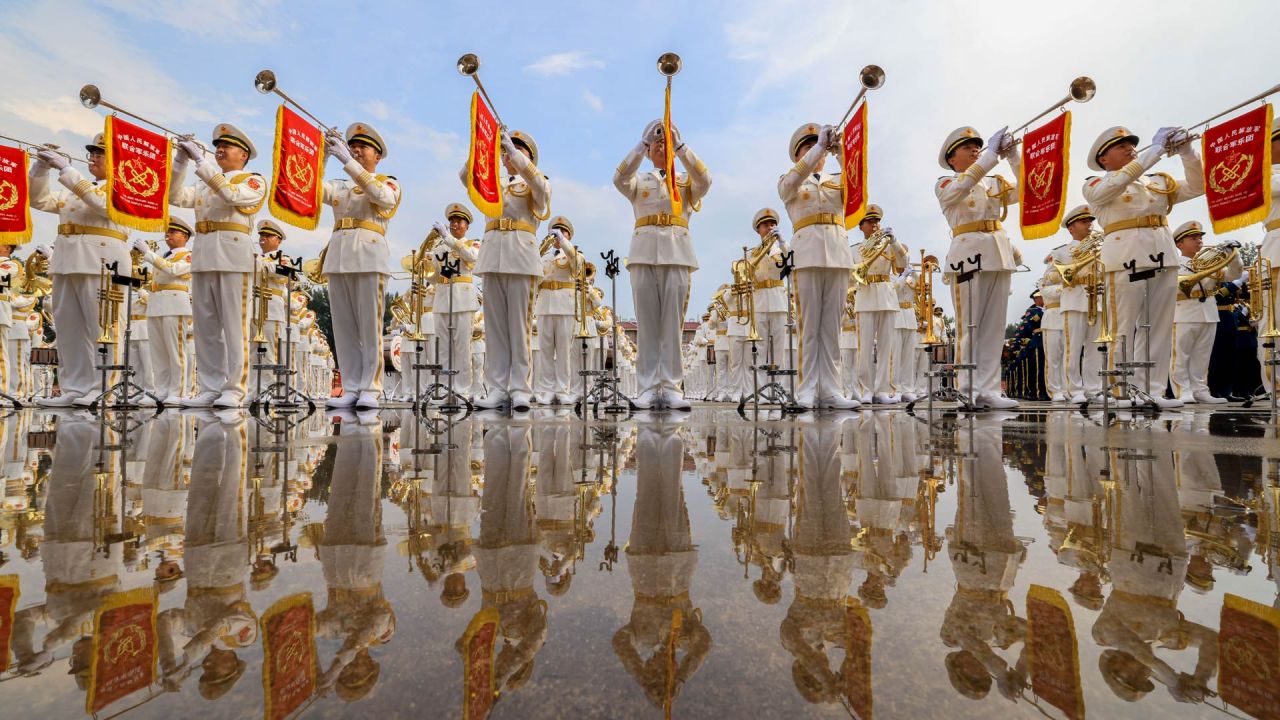 Miembros de la banda militar conjunta del Ejército Popular de Liberación de China participan en un entrenamiento para el próximo desfile militar del Día de la Victoria, en Beijing, capital de China. | Foto:Xinhua/Yin Gang