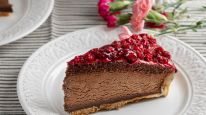 Osvaldo Gross compartió su receta para una tarta de chocolate y frambuesas perfecta
