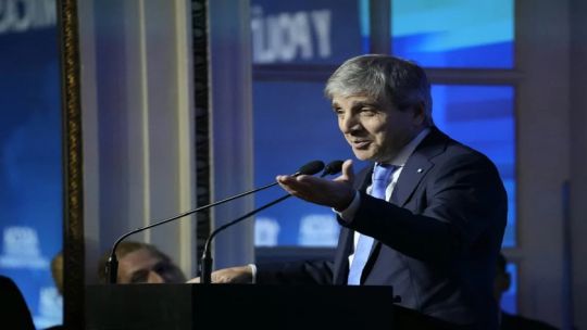 Luis Caputo aseguró que la suba de tasas es “transitoria” y le puso fecha a la recuperación de la actividad