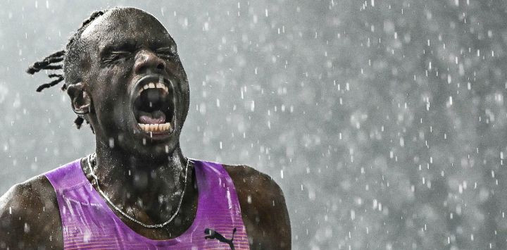 El belga Isaac Kimeli celebra tras ganar la prueba masculina de 5000 m de la competición "Athletissima" de la Liga Diamante de la IAAF, celebrada en el Estadio Olímpico de la Pontaise, Lausana.