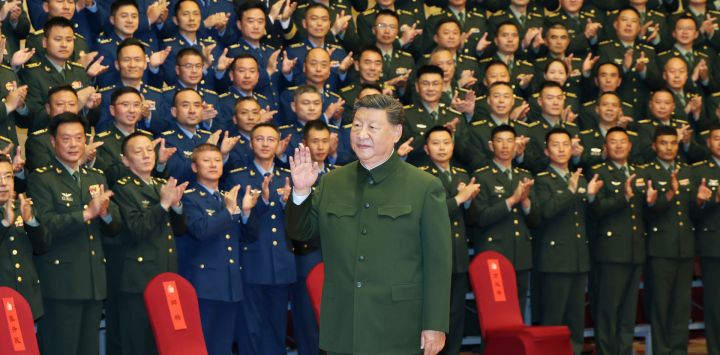 El presidente chino, Xi Jinping, también secretario general del Comité Central del Partido Comunista de China y presidente de la Comisión Militar Central, se reúne representantes del personal militar estacionado en Xizang, en Lhasa, en el suroeste de China.
