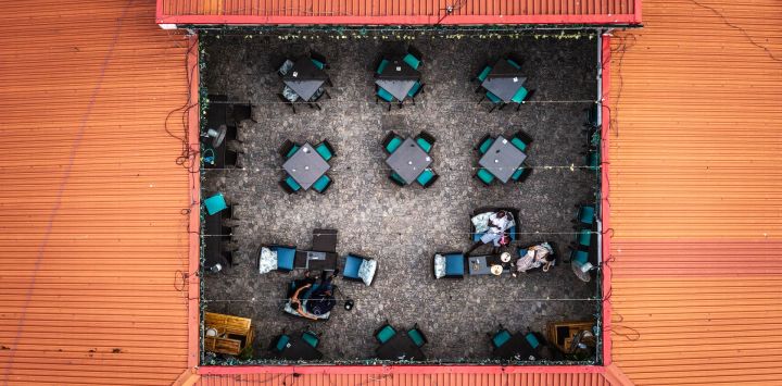 Esta vista aérea muestra a unos clientes sentados en la terraza de un restaurante junto a la laguna en Lagos, Nigeria.