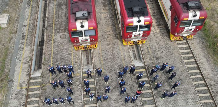 Imagen de trabajadores ferroviarios de China y Kenia parándose frente a locomotoras y formando el número "3000" para conmemorar los 3000 días de operación segura del ferrocarril de ancho estándar Mombasa-Nairobi en el patio de operación y mantenimiento de locomotoras de Africa Star Railway Operation Company Limited (Afristar), en Nairobi, Kenia.