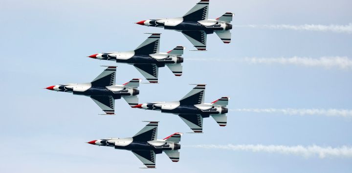 Imagen del Escuadrón de Demostración Aérea de la Fuerza Aérea de Estados Unidos, conocido como los "Thunderbirds", realizando una presentación en el Espectáculo Aéreo y Acuático de Chicago 2025, en Chicago, Estados Unidos.