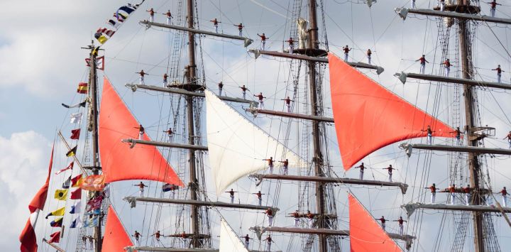 Marineros en los mástiles de un velero navegan hacia Amsterdam, Países Bajos. Sail Amsterdam, el principal festival marítimo de los Países Bajos, celebrado por primera vez hace 50 años, inauguró su décima edición tras una década de descanso.