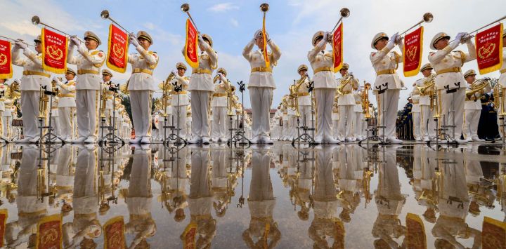 Miembros de la banda militar conjunta del Ejército Popular de Liberación de China participan en un entrenamiento para el próximo desfile militar del Día de la Victoria, en Beijing, capital de China.