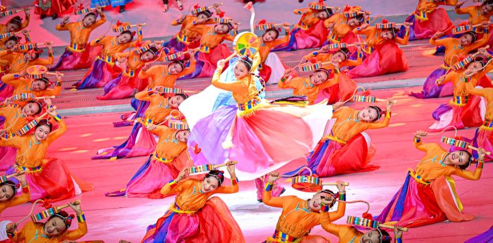 Una gala titulada "Cantos alegres de la región de la meseta nevada" se lleva a cabo para conmemorar el 60º aniversario de la fundación de la región autónoma de Xizang, en la capital regional, Lhasa, China.