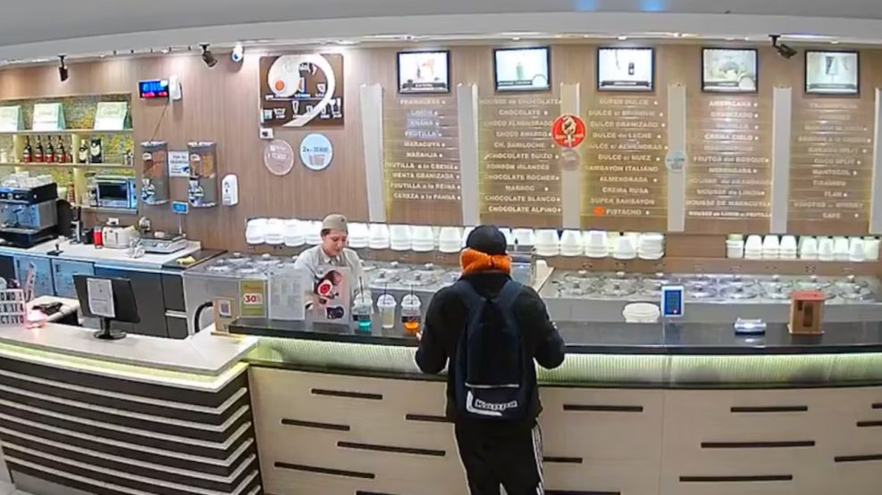 Asalta a una heladería en Mar del Plata y dice: "Perdoname, pero te tengo que robar"