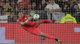 Armani ataja el último penal de Libertad. Rivero sufrió pero está en cuartos de final de la Libertadores.