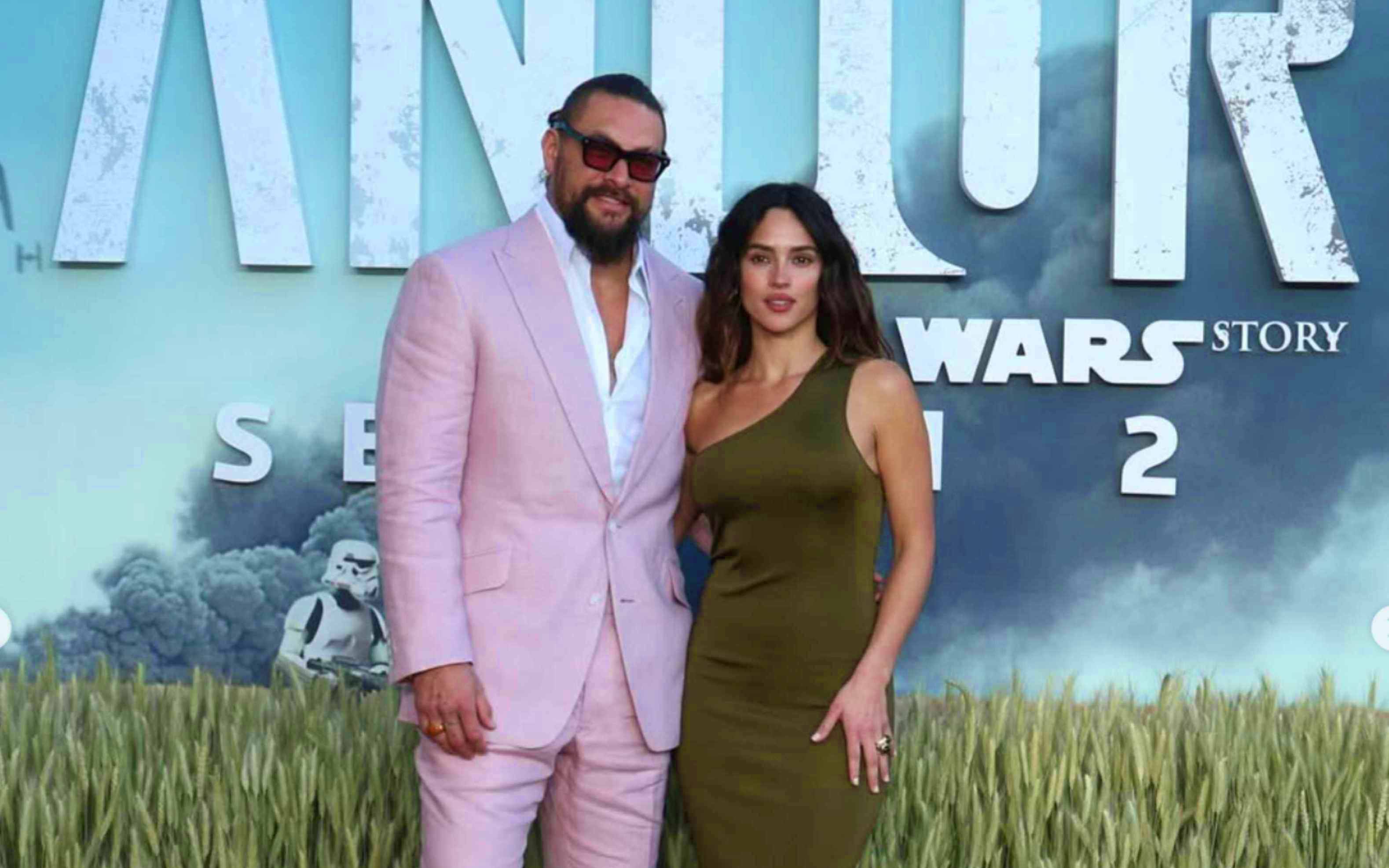 Adria Arjona y su pareja Jason Momoa.