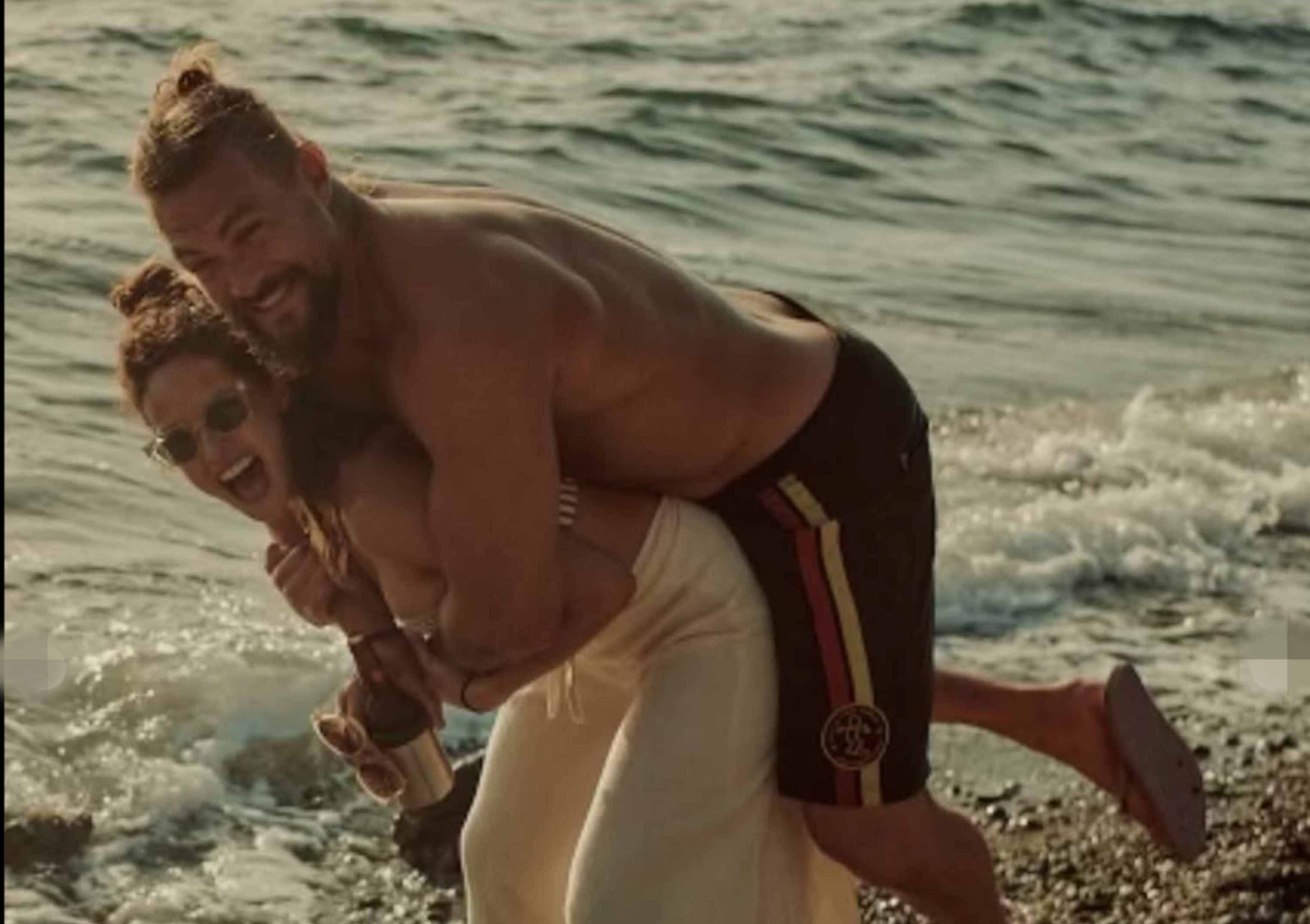 Adria Arjona y su pareja Jason Momoa.