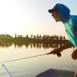 Las jornadas más propicias para la pesca con mosca son aquellas con vientos suaves o nulos, cuando los cardúmenes ascienden a la superficie, permitiéndonos observarlos e intentar la captura a pez visto. 