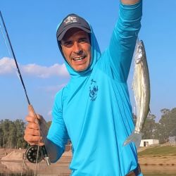 Las jornadas más propicias para la pesca con mosca son aquellas con vientos suaves o nulos, cuando los cardúmenes ascienden a la superficie, permitiéndonos observarlos e intentar la captura a pez visto. 