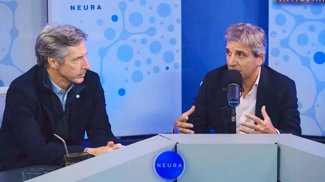 Entre la caída del riesgo país y la presión cambiaria: el complejo escenario financiero de Luis Caputo