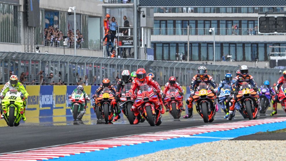 20250823 Los pilotos compiten durante el inicio de la carrera sprint antes del Gran Premio de Hungría de MotoGP en el circuito de Balaton Park en Balatonfokajar, Hungría