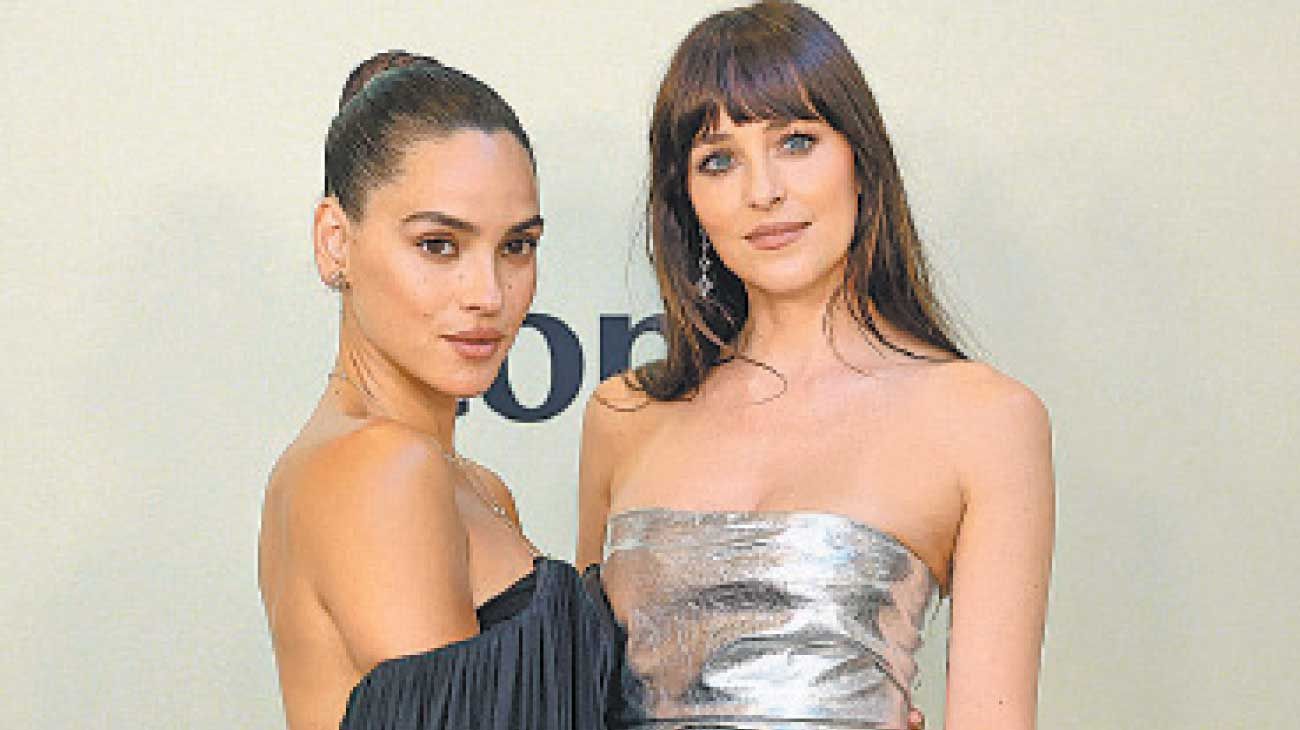 Equipo. Adria Arjona y Dakota Johnson en el estreno.