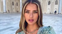 Vestido etéreo, escote y pelo al viento: La China Suárez deslumbró en la mezquita más importante de Turquía