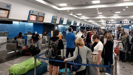 Paro de controladores aéreos: la Secretaría de Transporte le advierte a la empresa que puede ser sancionada