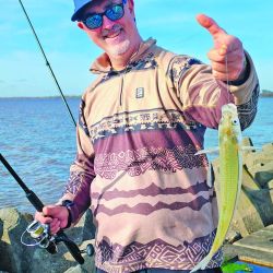 La oferta invernal se hace presente en esta parte del estuario, con pejerreyes a fondo y flote, y también regias carpas que toman masa y bagres de  todos los tamaños.