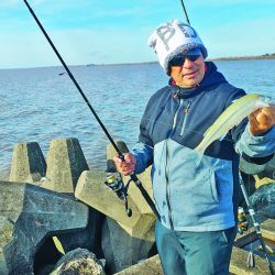 La oferta invernal se hace presente en esta parte del estuario, con pejerreyes a fondo y flote, y también regias carpas que toman masa y bagres de  todos los tamaños.