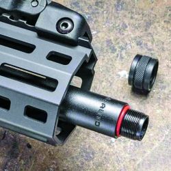 La Light Carbine es precisa hasta los 100 m. Su sistema de cierre no calzado es diferente a otros modelos de la marca: acá envuelve al cañón, lo que permite reducir la longitud total del cajón de mecanismos.