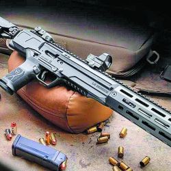 La Light Carbine es precisa hasta los 100 m. Su sistema de cierre no calzado es diferente a otros modelos de la marca: acá envuelve al cañón, lo que permite reducir la longitud total del cajón de mecanismos.