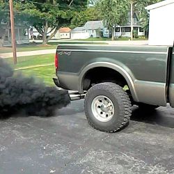 Qué significan los diferentes colores de humo que salen de los caños de escape de las camionetas 4x4.