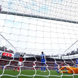 Al arquero brasileño del Leeds United, Lucas Perri, le marcan un tercer gol, anotado por el delantero sueco del Arsenal, Viktor Gyokeres, durante el partido de la Premier League inglesa entre el Arsenal y el Leeds United en el Emirates Stadium de Londres. | Foto:HENRY NICHOLLS / AFP