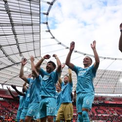 El equipo del Hoffenheim celebra después del partido de fútbol de la primera división alemana, la Bundesliga, entre el Bayer 04 Leverkusen y el TSG 1899 Hoffenheim en Leverkusen, Alemania occidental. | Foto:INA FASSBENDER / AFP