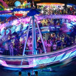 Esta fotografía muestra una atracción de feria mientras la gente se reúne en una feria nocturna de "pasar malam" en Banda Aceh, Indonesia. | Foto:CHAIDEER MAHYUDDIN / AFP