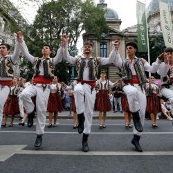 Imagen de miembros de un tradicional grupo de baile realizando una presentación durante el evento Noche de Baile en Calea Victoriei, en Bucarest, Rumanía. Alrededor de 20 escuelas de baile participaron en la quinta edición del evento, en el que se exhibieron más de 15 estilos de baile. | Foto:Xinhua/Cristian Cristel