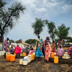 Imagen de personas desplazadas esperando para obtener agua en una estación de agua, en Tawila, Darfur del Norte, Sudán. | Foto:Xinhua/Programa Mundial de Alimentos de la ONU