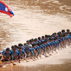 Imagen de un equipo de bote del dragón compitiendo en el Festival de Carreras de Botes del Dragón, en Luang Prabang, Laos. | Foto:Xinhua/Kaikeo Saiyasane