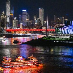 Imagen del paisaje nocturno, en la municipalidad de Chongqing, en el suroeste de China. Bajo el cielo nocturno, Chongqing resplandece con luces y rebosa encanto. | Foto:Xinhua/Wang Quanchao