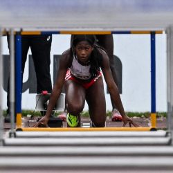 La francesa Cyrena Samba-Mayela compite en una ronda eliminatoria de los 100 m vallas femeninos del Campeonato Escocés de Atletismo, en el Estadio de Grangemouth, Escocia. | Foto:Andy Buchanan / AFP