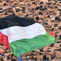 Los aficionados del Marsella sostienen una bandera palestina mientras animan a su equipo durante el partido de la primera división francesa entre el Olympique de Marsella (OM) y el Paris FC en el Estadio Velódromo de Marsella, en el sur de Francia. | Foto:CHRISTOPHE SIMON / AFP