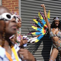 Los asistentes al Carnaval de Notting Hill, en el oeste de Londres. | Foto:CARLOS JASSO / AFP