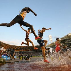 Los atletas saltan al agua durante la prueba de 3000 m obstáculos masculinos de la Liga Diamante, en el Estadio Rey Balduino de Bruselas. | Foto:NICOLAS TUCAT / AFP