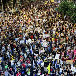 Manifestantes se congregan frente a la sede del Ministerio de Defensa en Tel Aviv, para una manifestación organizada por las familias de los rehenes israelíes tomados cautivos en la Franja de Gaza desde octubre de 2023, exigiendo medidas para asegurar su liberación y un alto el fuego en la guerra contra Hamás. | Foto:JACK GUEZ / AFP