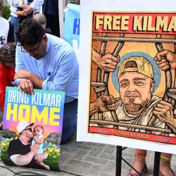 Partidarios se manifiestan tras la llegada del migrante salvadoreño y residente estadounidense Kilmar Ábrego García a una oficina del Servicio de Inmigración y Control de Aduanas (ICE) en Baltimore, Maryland. | Foto:Roberto Schmidt / AFP