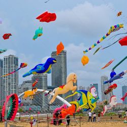 Personas participan en el Festival Internacional de Cometas de Colombo, Sri Lanka. | Foto:ISHARA S. KODIKARA / AFP