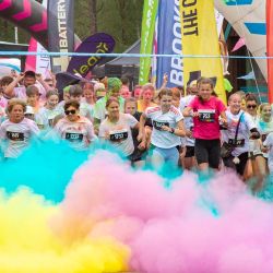 Personas participan en la Carrera de Colores, en Jurmala, Letonia. | Foto:Xinhua/Edijs Palens
