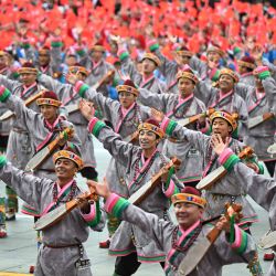 Personas participan en un desfile masivo durante una gran reunión para conmemorar el 60º aniversario de la fundación de la región autónoma de Xizang, en Lhasa, en el suroeste de China. | Foto:Xinhua/Li Xiang