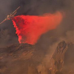 Una aeronave lanza retardante de fuego durante el incendio Pickett en Calistoga, California. | Foto:JOSH EDELSON / AFP