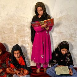 Una niña afgana lee un libro religioso en una madrasa, o escuela islámica, en la aldea de Navai, en el distrito de Spin Boldak, Kandahar. | Foto:Sanaullah Seiam / AFP
