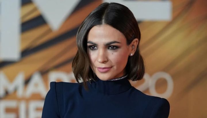 A sus 42 años, Agustina Cherri brilló sobre la pasarela con un jugado vestido lencero de seda