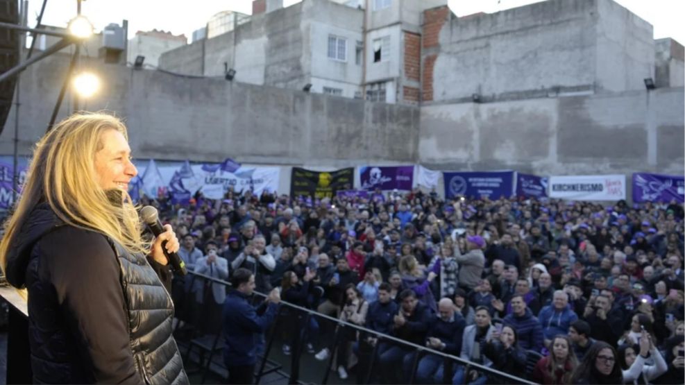 Karina tuvo que suspender una visita a Olavarría, tras un pedido de los candidatos para que no los hunda - Image 1