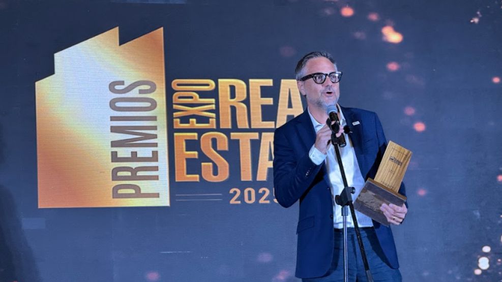 Lucas Salim recibe el premio a mejor urbanización