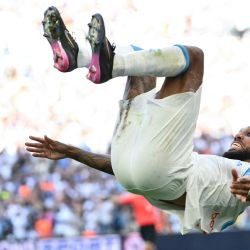 El delantero gabonés del Marsella, Pierre-Emerick Aubameyang, celebra el segundo gol de su equipo durante el partido de la primera división francesa entre el Olympique de Marsella (OM) y el Paris FC en el Estadio Velódromo de Marsella, en el sur de Francia. | Foto:CHRISTOPHE SIMON / AFP
