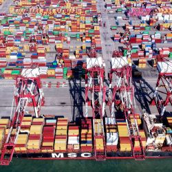 Grúas manipulan contenedores de un buque de carga en el puerto de Qingdao, en la provincia oriental china de Shandong. | Foto:AFP